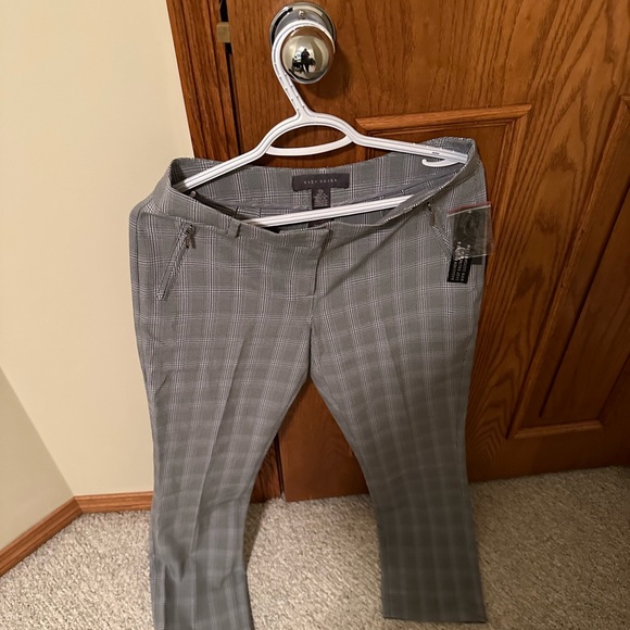 BNWT Suzy shier plaid pants. Ankle crop style. Size 7 - Picture 2 of 3